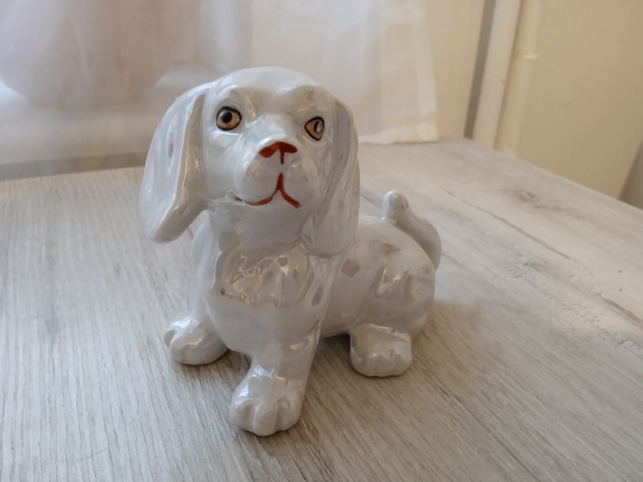 Porcelanowy piesek figurka