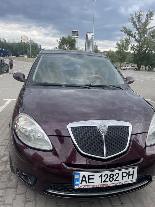 Lancia ypcilon женская машина