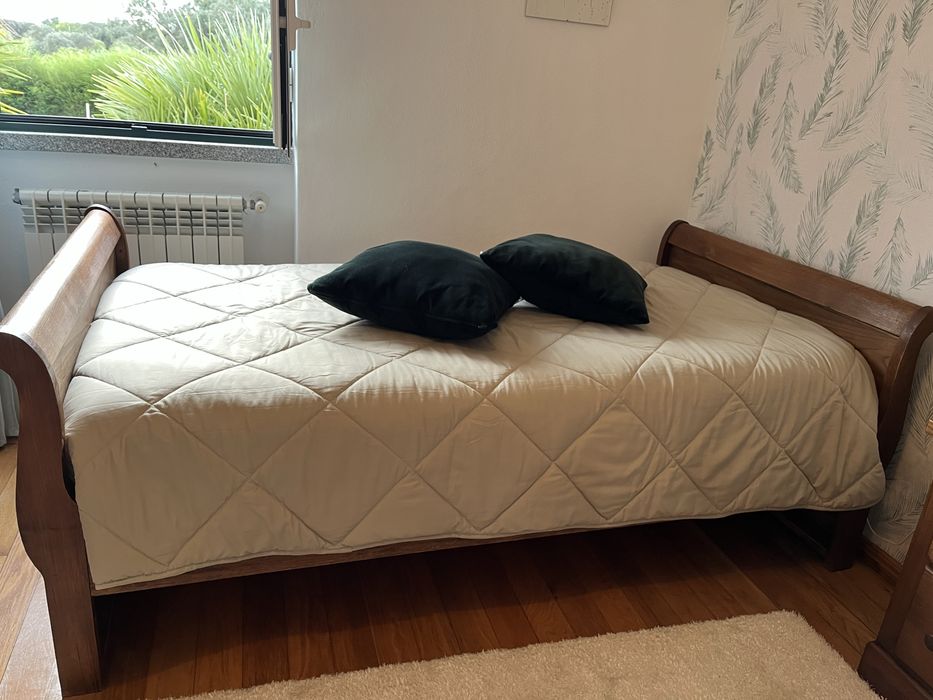 Cama de solteiro com estrado de ripas, colchao e gavetão