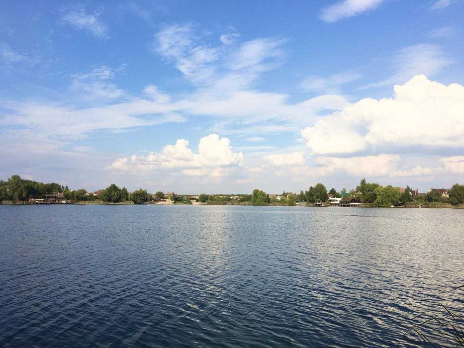 Кутова ділянка біля Київських Карпат та озера в Підгірцях