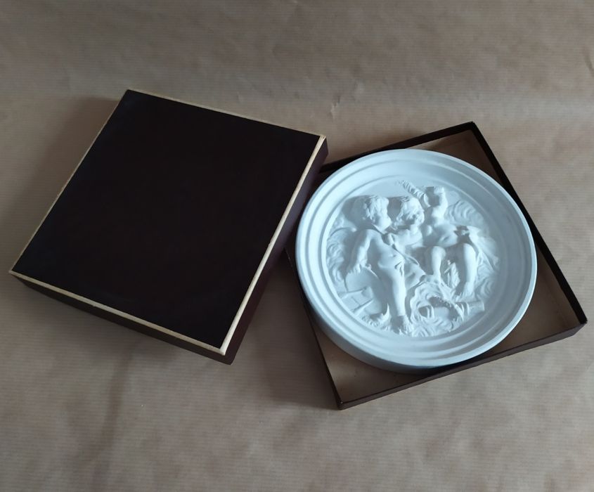 Relief gipsowy z amorkami, dekoracja dziecięcego pokoju