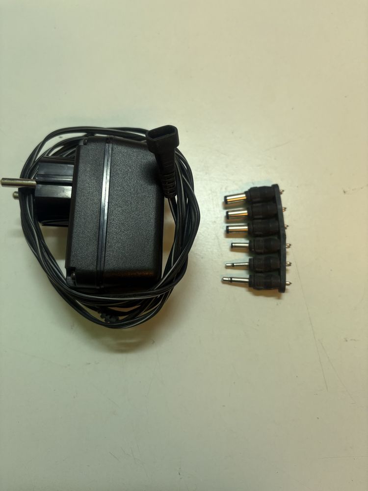 Transformador com regulação de voltagens