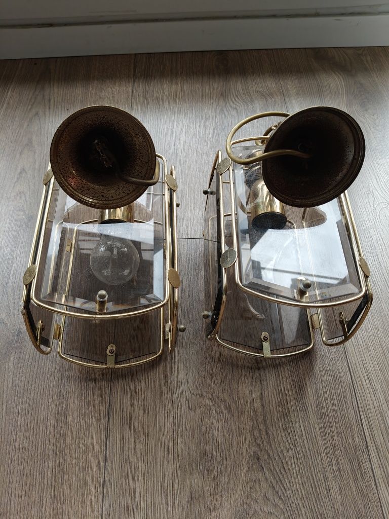 Dwie wiszące lampy retro.