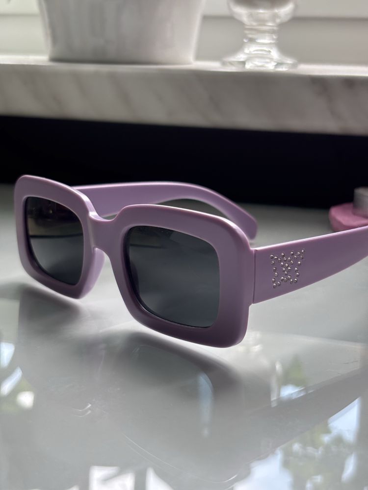 nowe lilijowe fioletowe modne okulary z błyszczącymi motylkami po boku