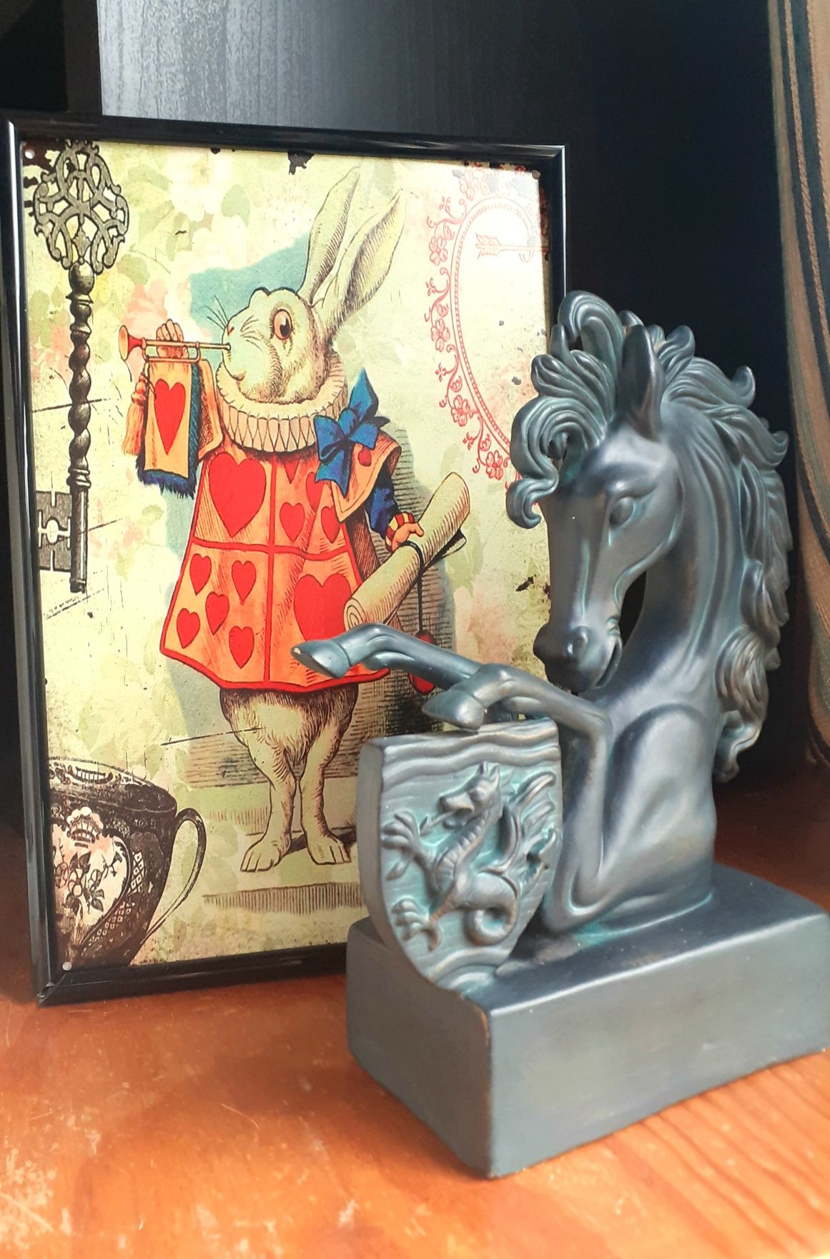 Elegante Estatueta Busto Cavalo Negro 27 cm Brasão de Dragão medieval