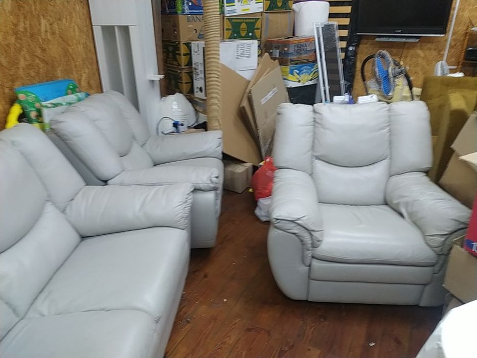 Кожаный диван и два кресла.Одно кресло реклайновское.