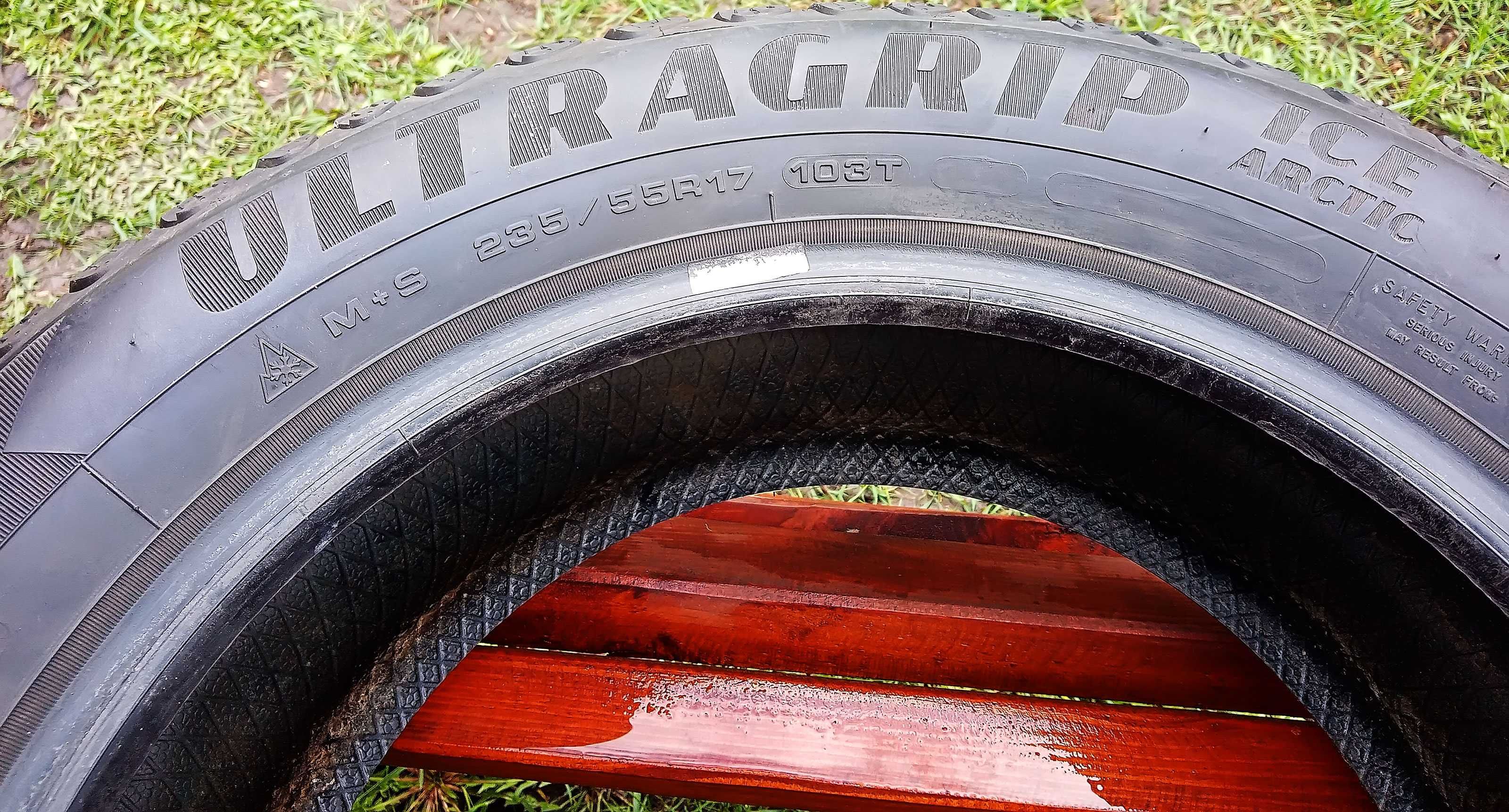 GoodYear Ultragrip Ice Arctic M+S 235/55R17