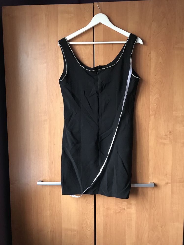 Czarna sukienka ze zdobieniami diamencikami Missguided M 38