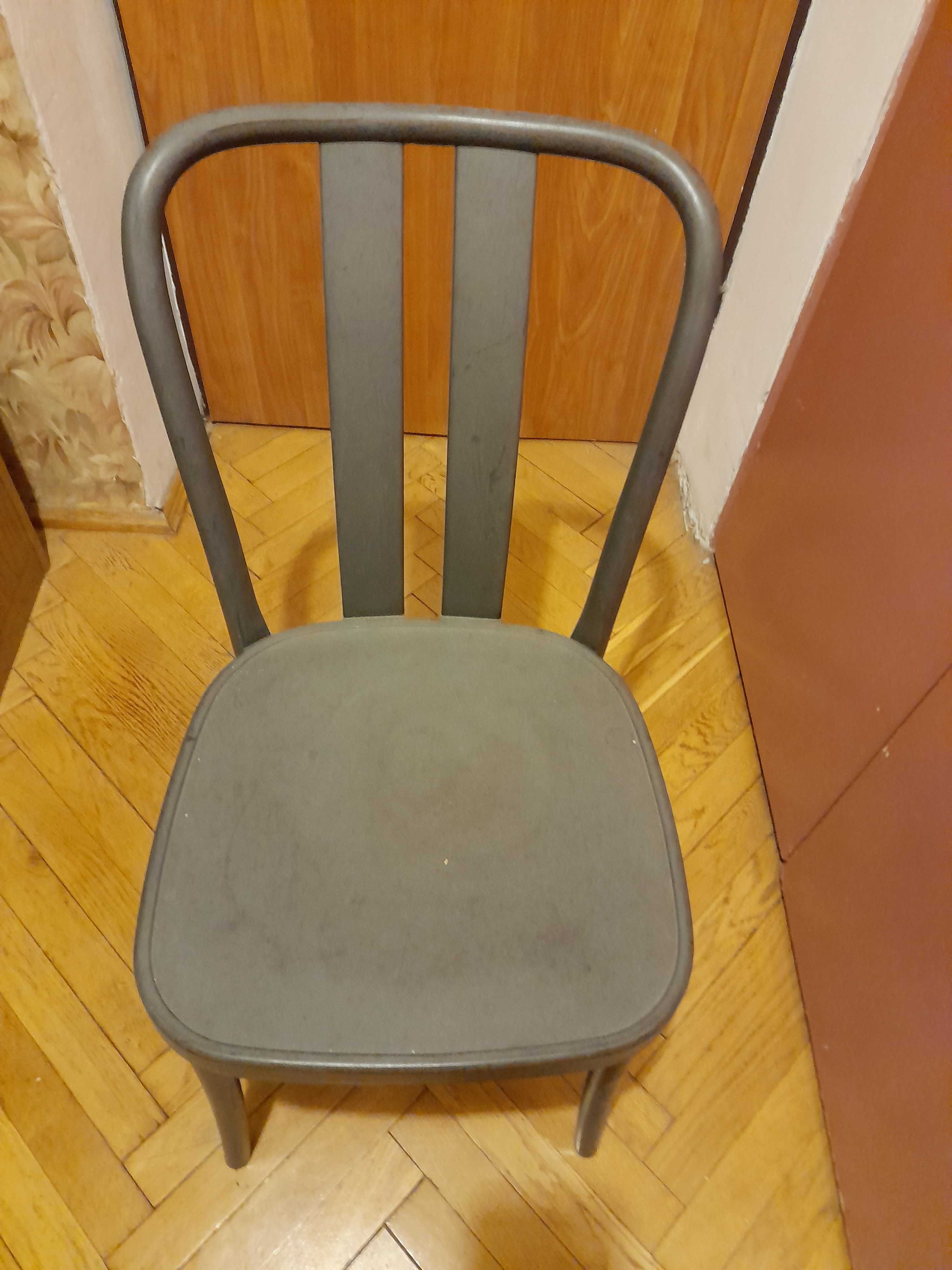 jedno krzesło szare