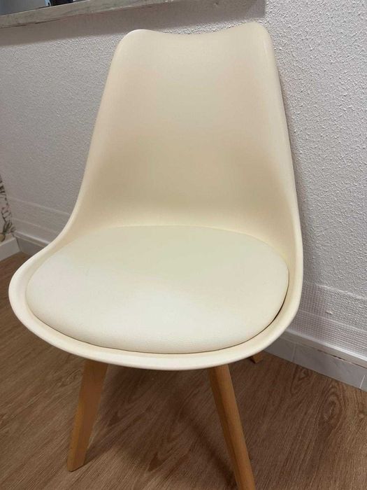 Cadeiras com assento macio e pernas de madeira.