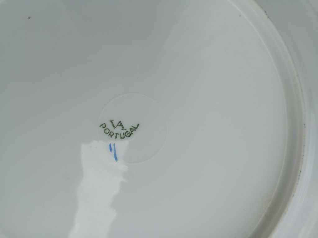 Louça Vista Alegre, três pratos de sopa e dois rasos. Em bom estado.