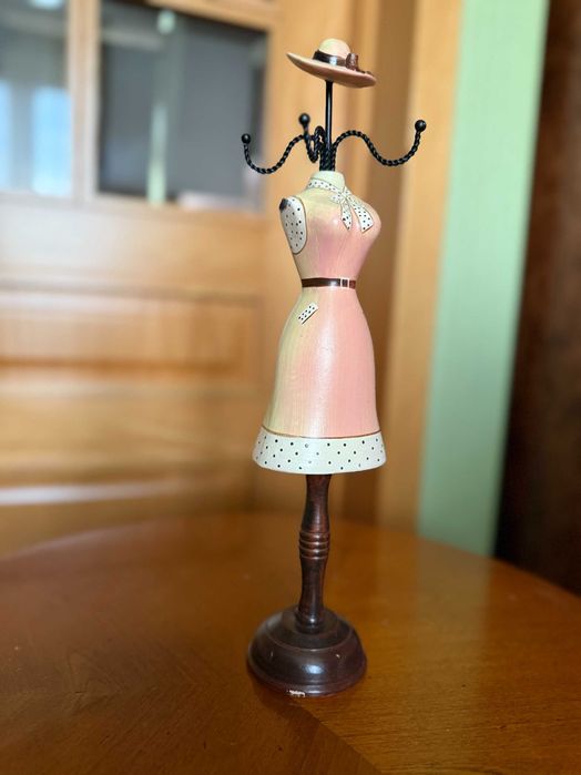 Ozdobny wieszak w stylu vintage do biżuterii