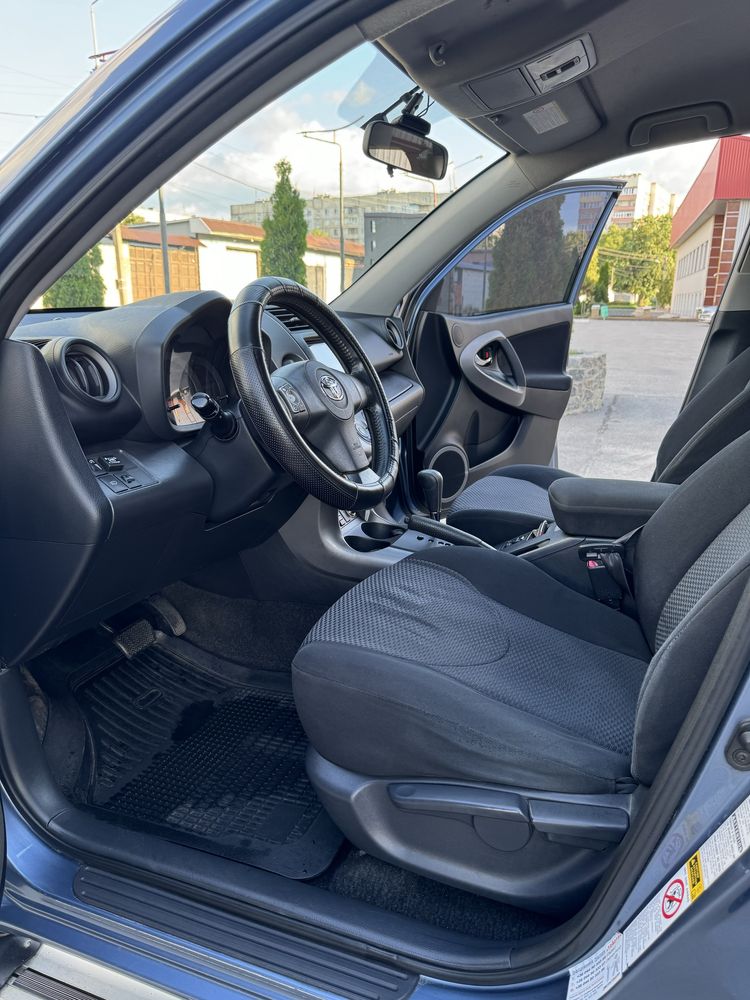 Продам свой авто Toyota Rav 4 полный привод, автомат!