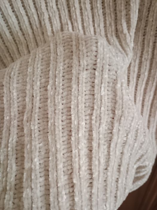 Sweterek beżowy przez głowę