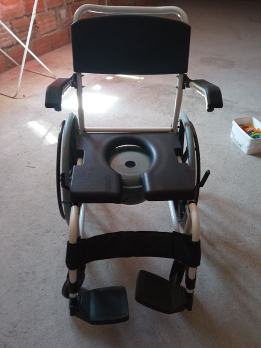Vendo cadeira de rodas de banho