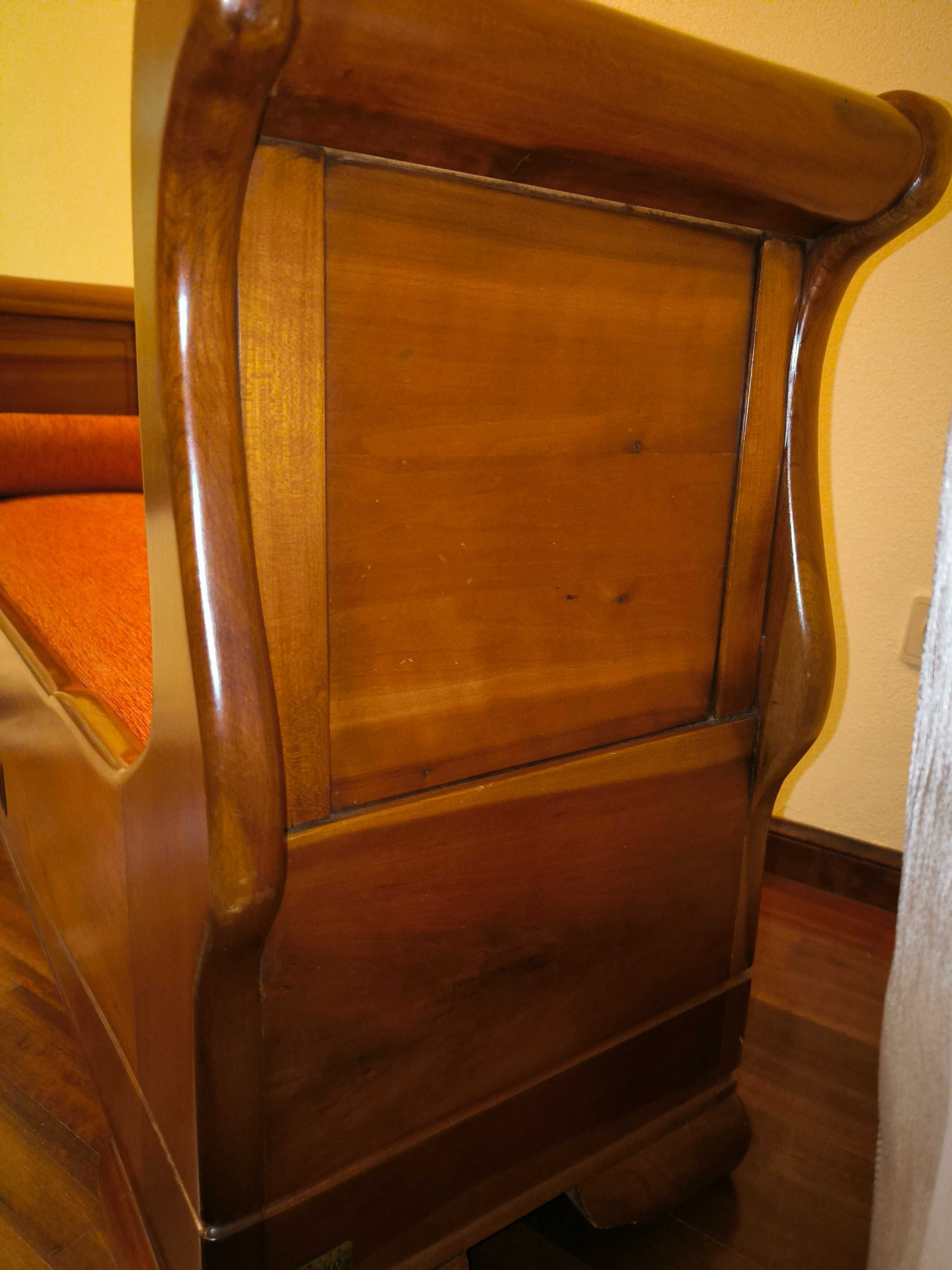 Banco, banqueta para colocar aos pés da cama. Madeira de Cerejeira.