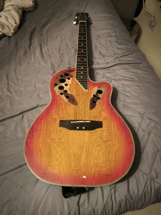 Violão Elétrico com capa.