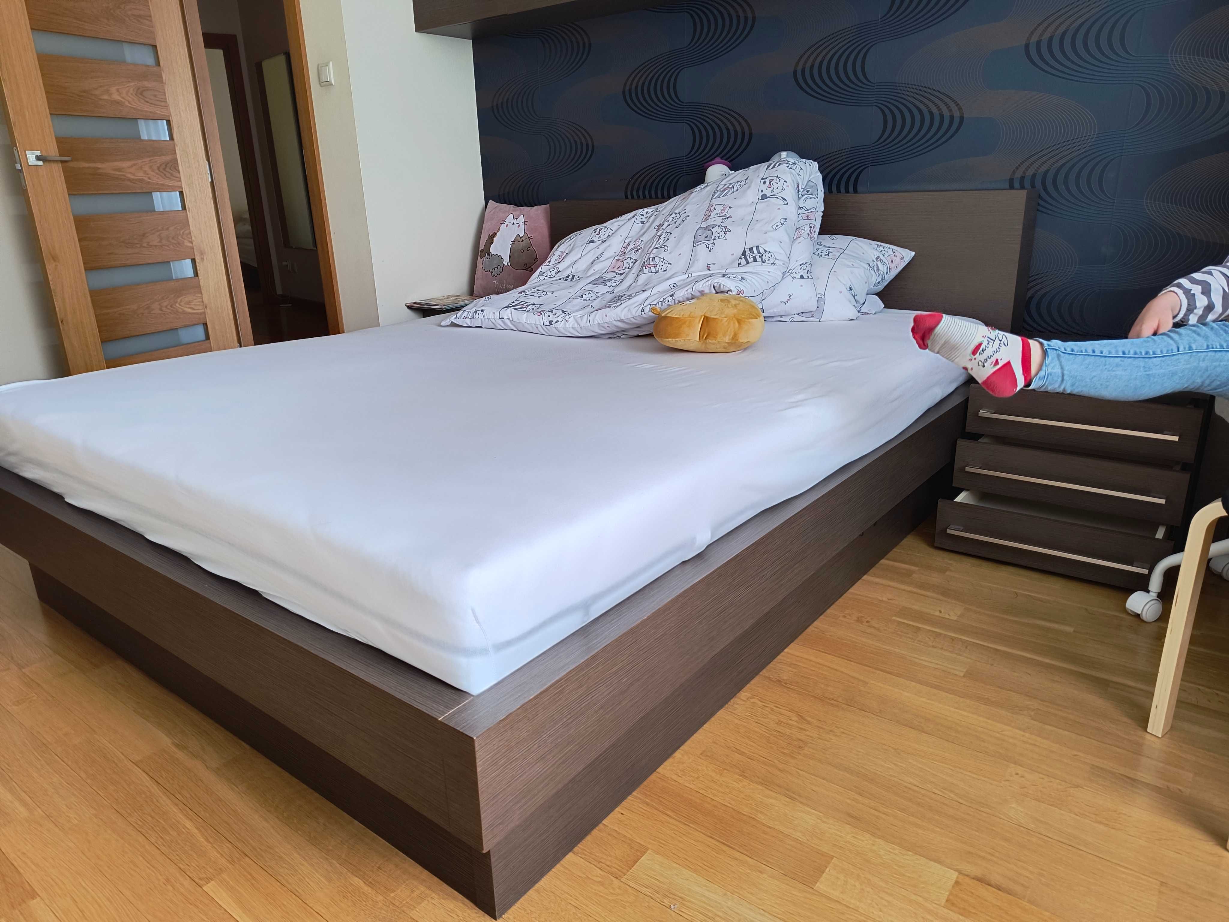 Sprzedam łóżko z materacem nowym 160x200 plus 2 szafki nocne