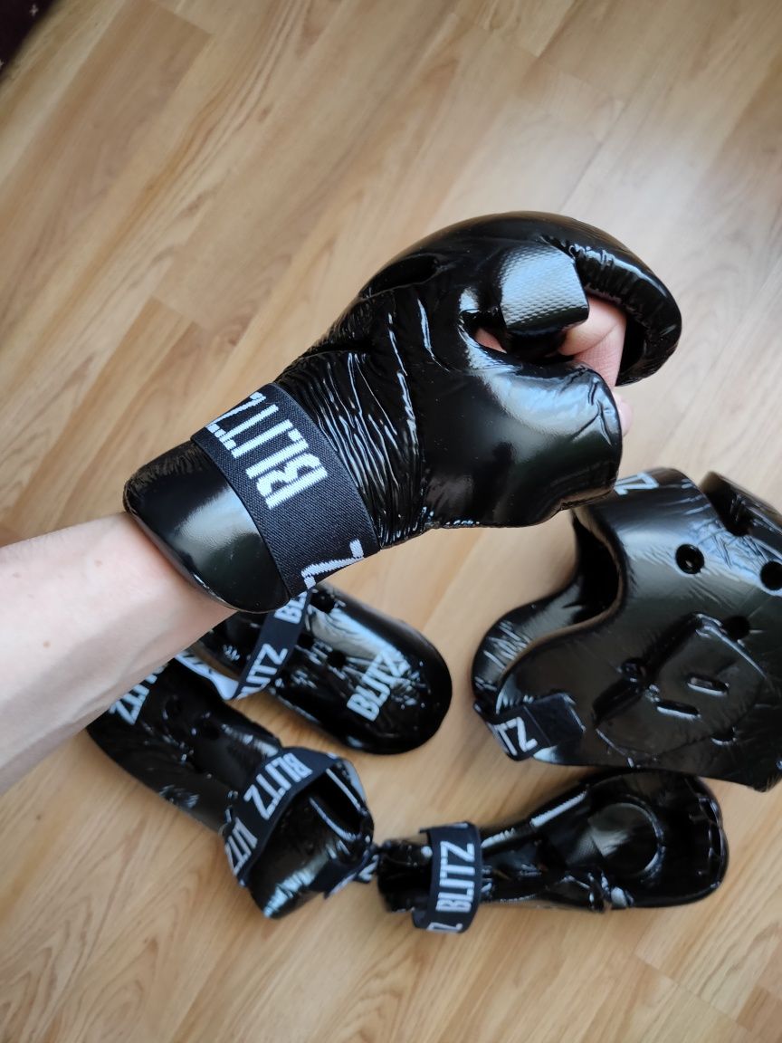 Защитный комплект Blitz для боевых искусств шлем перчатки защита М