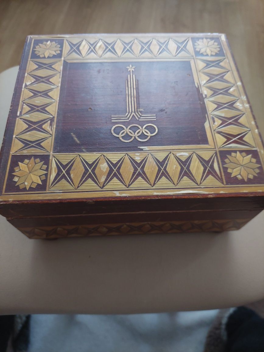 Деревянная шкатулка с олимпийской символикой