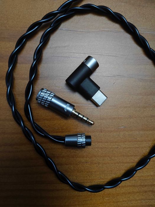 Fones IEM CVJ Assassin gaming com microfone e vibração háptica