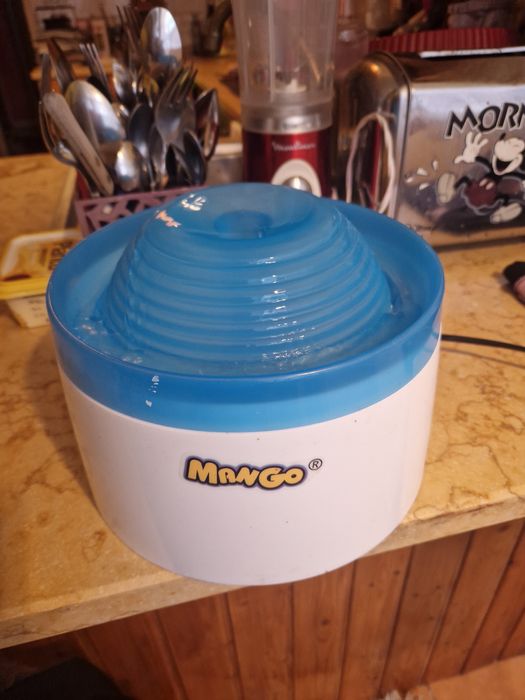 Fonte automática para gatos,praticamente nova