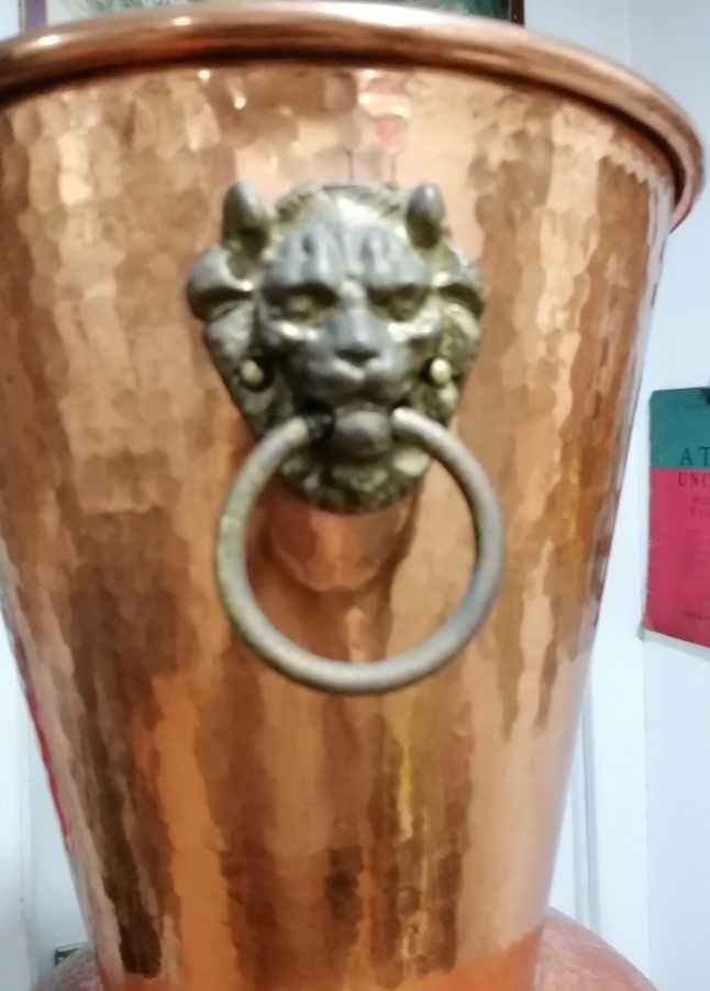 Vaso / floreira em cobre, com carranca de leão nas pegas