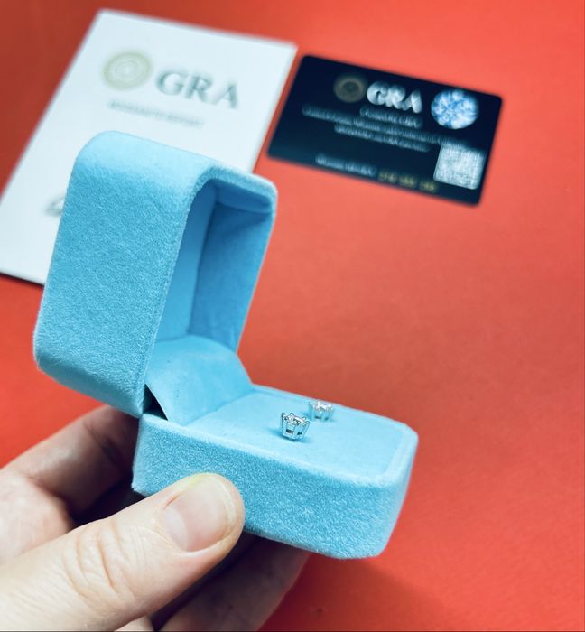 Сучасні стильні сережки з діамантами муасанітами 0,5 карат на гвитнах