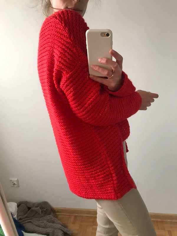 Czerwony miły sweter z rozcięciami