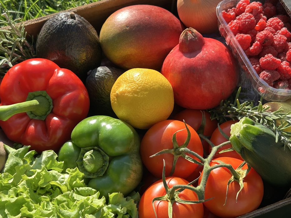 Cabazes de fruta e legumes frescos