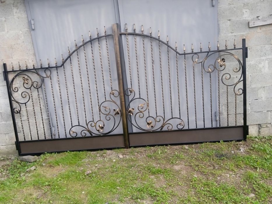 Продам нову браму для вашої оселі разом з завісами  колір чорний мат,,