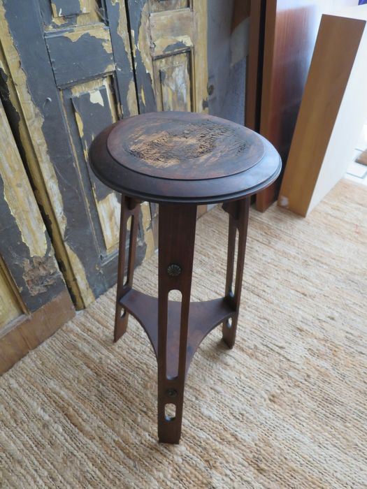 Coluna para vasos em madeira