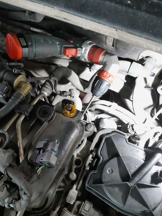 Wyciąganie zapieczonych wtryskiwaczy,urwanych świec żarowych.