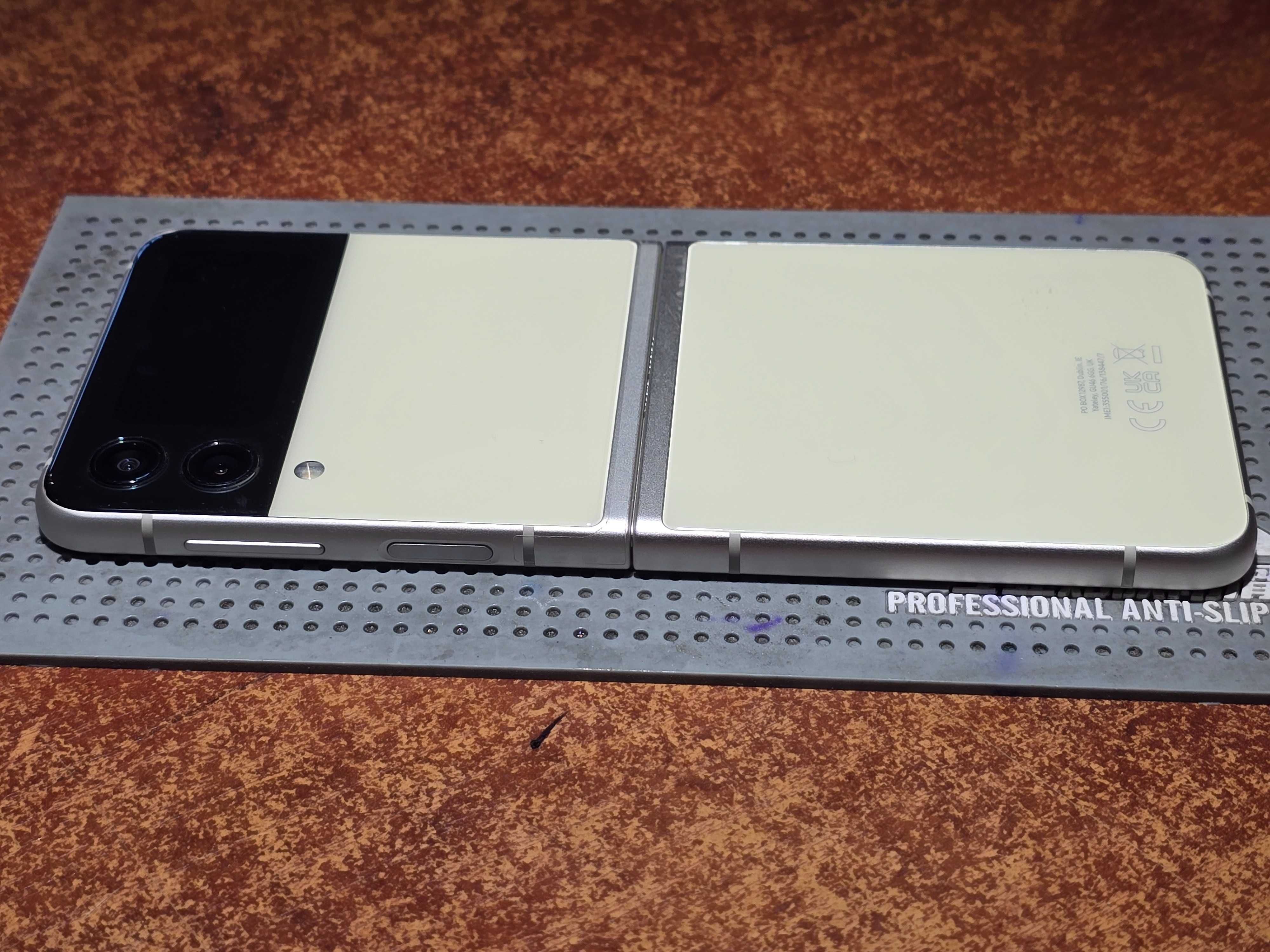 Używany - Samsung Galaxy Z Flip 3 5G 128GB Kremowy - GSM Baranowo