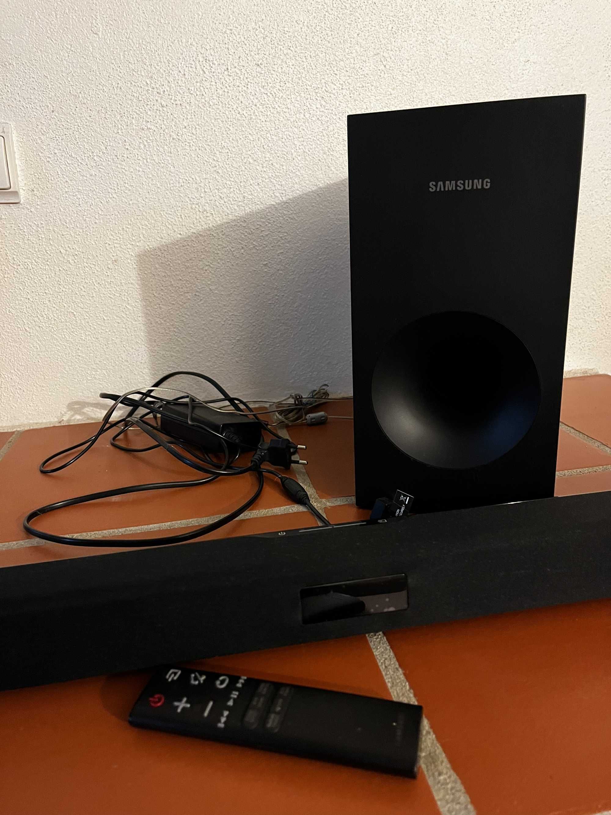 Soundbar Samsung HW-J355/ZF como nova