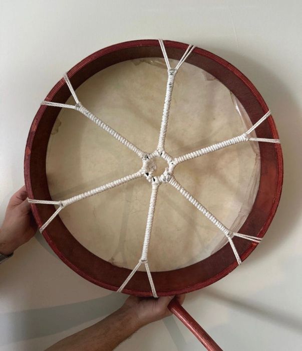 Tambor de mão com pele e baqueta