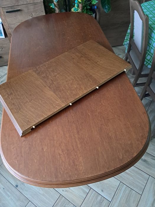 Duży masywny rozkładany stół