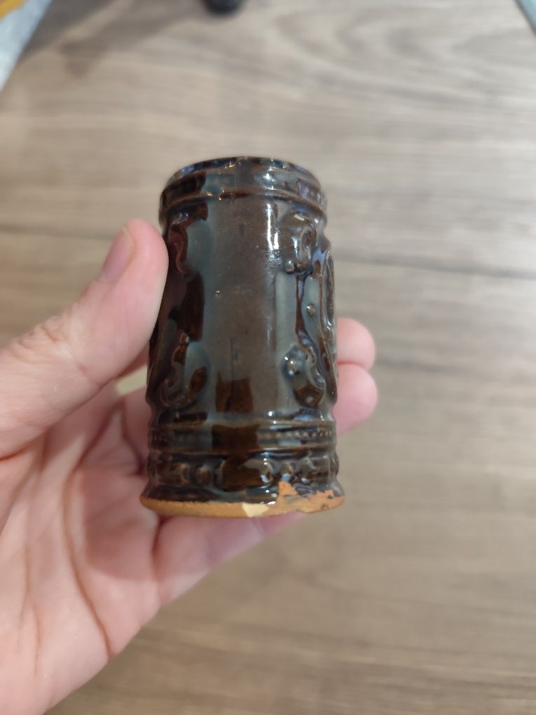 Gliniany mini brązowy kubek okres PRL