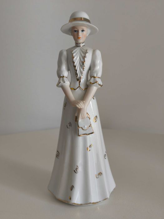 Estatueta em porcelana de dama elegante