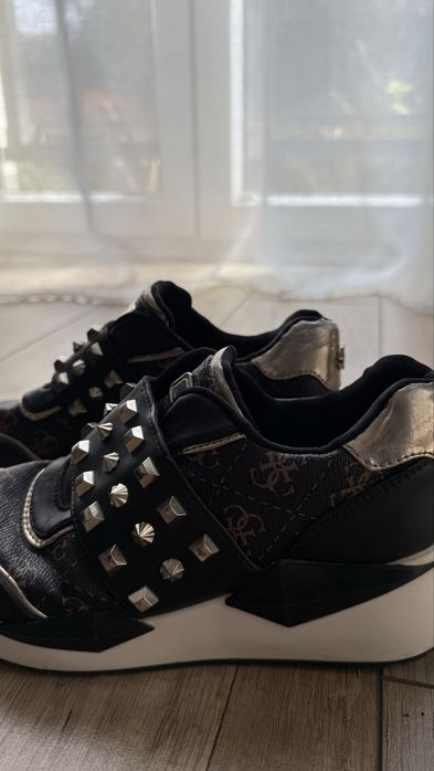 Czarno-złote buty marki Guess rozmiar 37