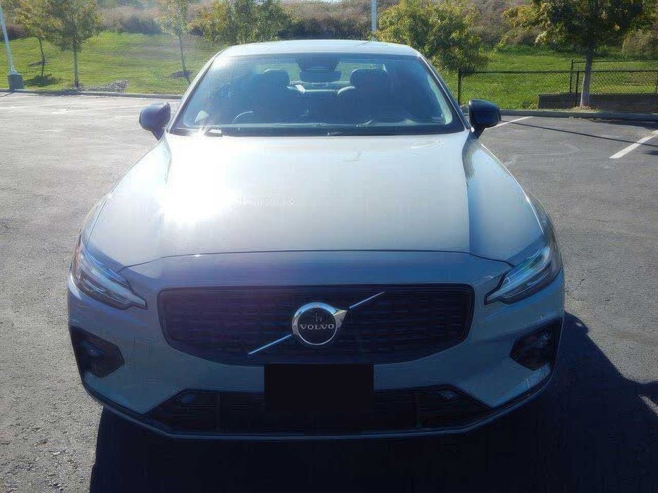 Volvo S60 B5 Core Dark Theme      2024