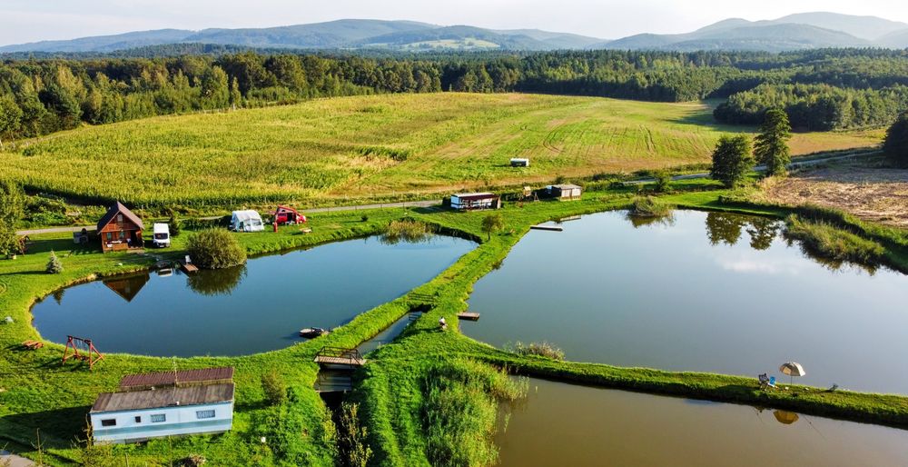 Chatka Nad Stawami –  domek nad wodą, wśród łąk gór, stawów i lasów,