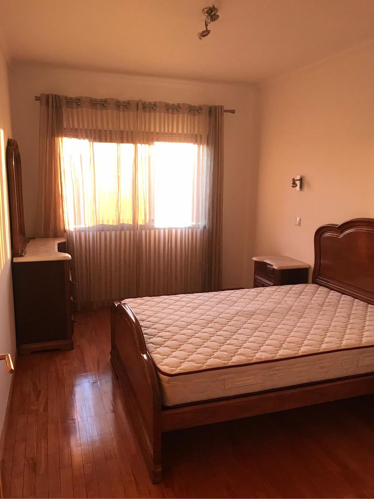 Conjunto de Mobília de Quarto em Madeira Maciça