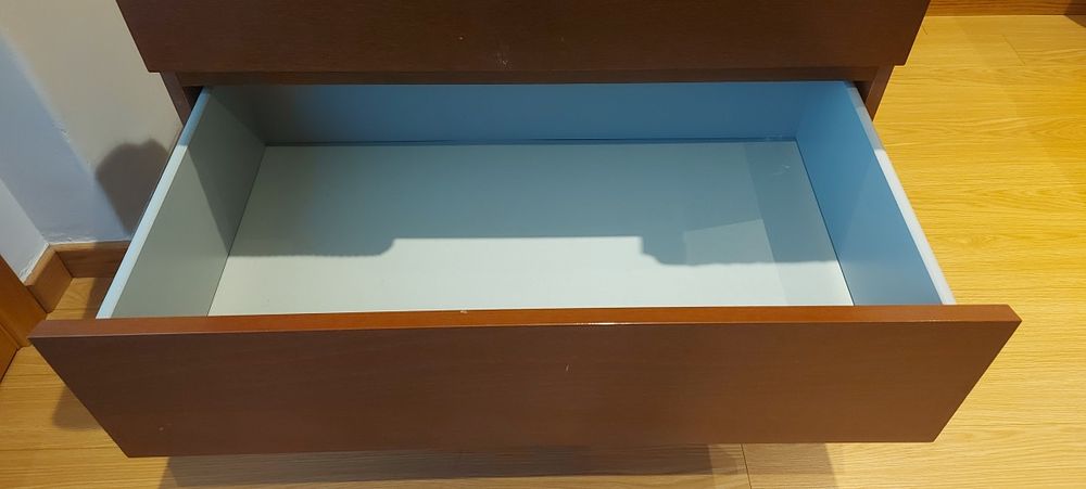 Cómoda castanha ikea