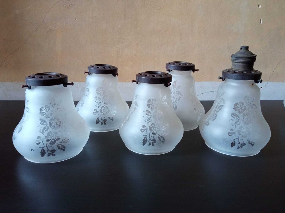 Globos de vidro, lapidados e decorados, de candeeiros vintage