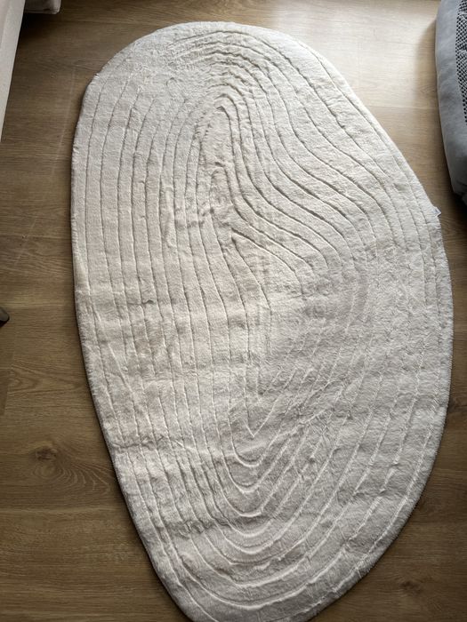 Nowy kremowy dywan sinsay