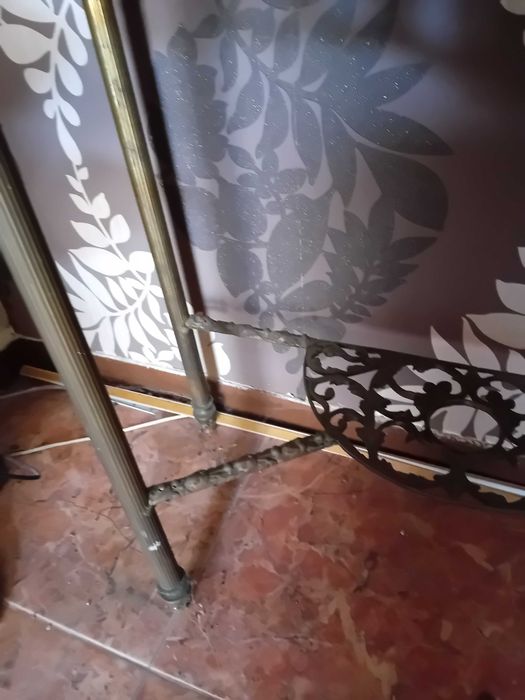 Credencia antiga com espelho em latão fundido e trabalhado com mármore