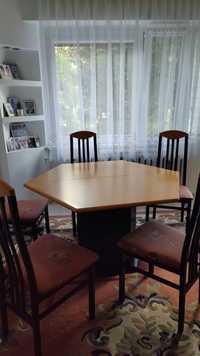 Stół rozkładany drewniany plus 5 krzeseł.