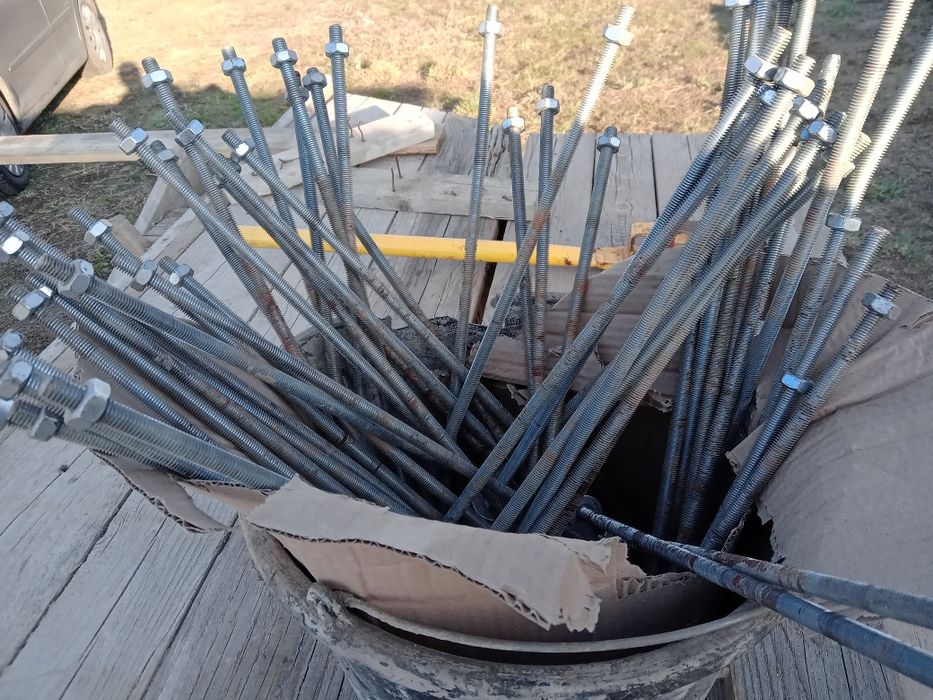 Drewno i pozostałości po budowie