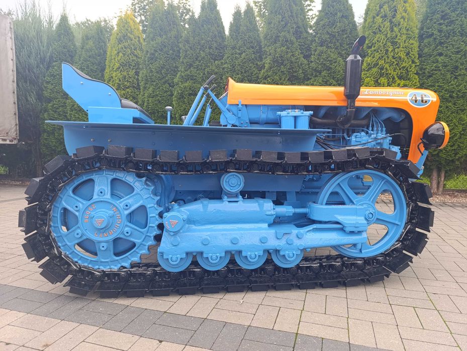 zabytkowy traktor Lamborghini 4C